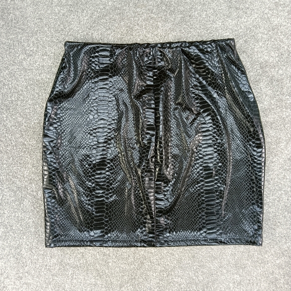 BOOHOO BLACK CROC PU MINI SKIRT PELMET SHINY FAUX WET LEATHER Y2K UK 10 BNWT - Picture 3 of 3